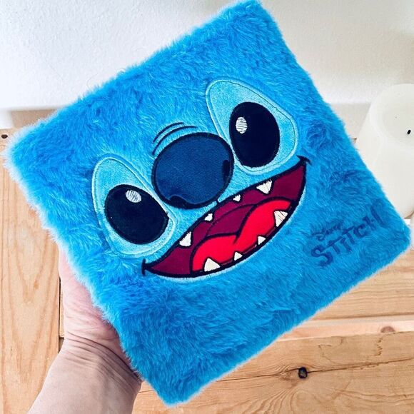 NWT Gorgeous DISNEY Lilo & Stitch Blue / White Furry Cover 16 Eyeshadow Palette - Picture 10 of 17